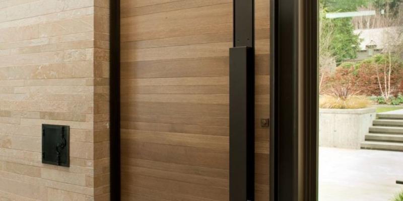 stalen voordeur met hout